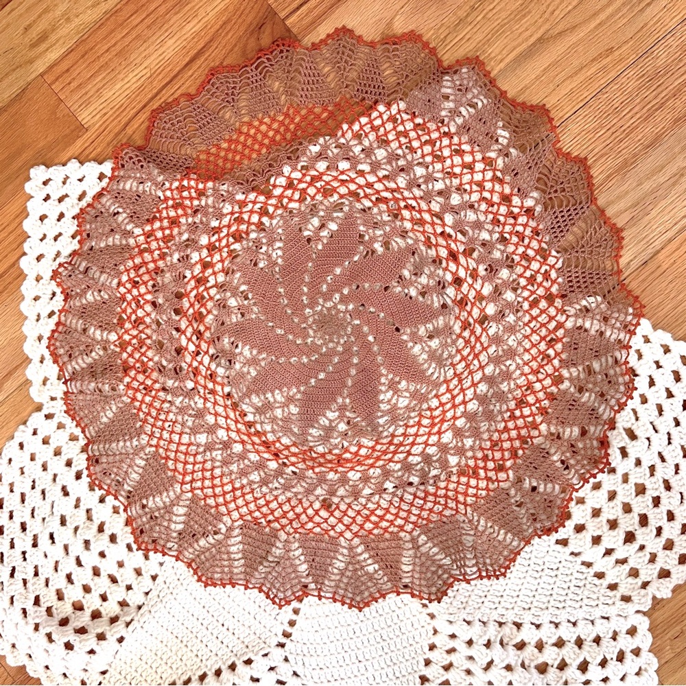 BEAUTIFUL Vintage Handmade Crochet Doily Centerpiece Table Linen 25”